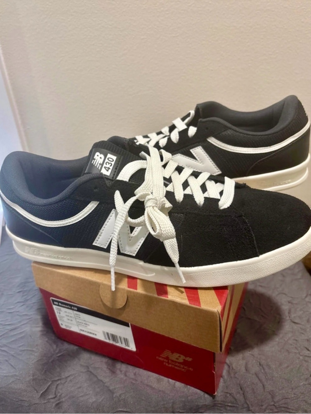 New Balance Men's Black and White Casual Sneakers